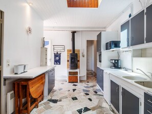 Cabinetry, Comptoir, Meubles, Cuisine, Cuisinière, Appareil De Cuisine, Évier, Tiroir, Électroménager, Bois