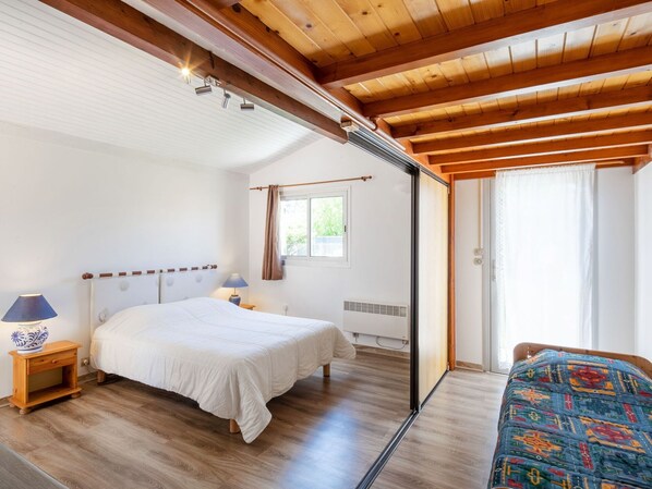 Meubles, Confort, Cadre De Lit, Bâtiment, Bois, Design Intérieur, Ombre, Lit, Sol