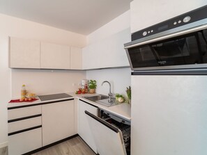 Cabinetry, Countertop, Eigentum, Sinken, Spüle, Küchengerät, Herd, Gebäude, Küche, Haushaltsgerät