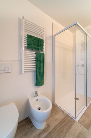 Eigentum, Produkt, Armatur, Holz, Rechteck, Gebäude, Badezimmer, Haus, Interior Design