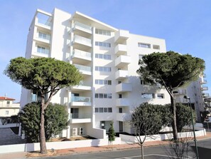 Sky, Building, Plant, Tree, Window, Tower Block, Urban Design, Condominium, Architecture, Commercial Building