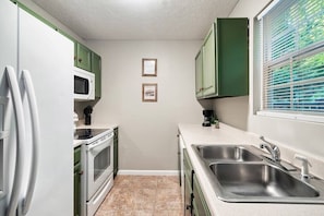 The kitchen has all the appliances you need! Full with all the essentials and a fridge, microwave, oven, dishwasher, coffee machine and toaster.
