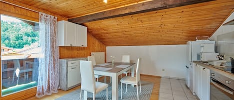 Großzügige Ferienwohnung 72 m², 1-4 Personen, 2 Schlafzimmer, WLAN, Balkon-Moderne Wohnküche mit großen Balkontüren und vollausgestatteter Einbauküche