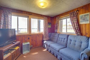 Living Room | Flat-Screen Cable TV | No WiFi