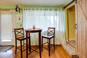 Dining Area | Dishware & Flatware Provided