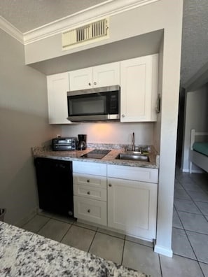 Cabinets, granite, flat cook surface