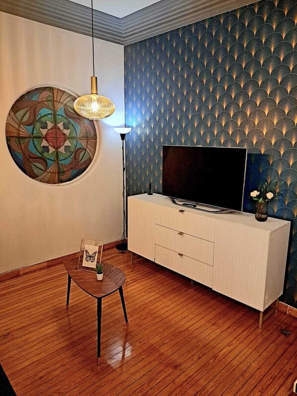 sala equipada por Ikea para 4 personas con smart tv y cromcast.