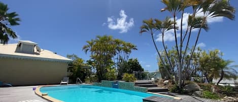 Piscine à partager avec vue panoramique sur les hauteurs de saint François 