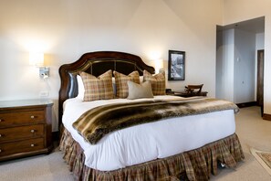 Bedroom, Room, Indoors, Bed, Furniture