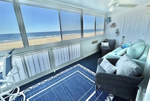  Relax/ unwind after a beautiful day on the beach3 season private porch/ balcony