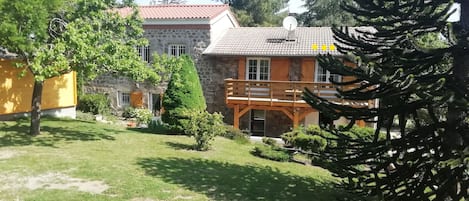 La chambre d'hôtes vue avec l'ensemble de la maison....suivez les points jaunes