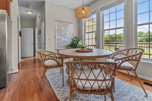 Breakfast table seats 5