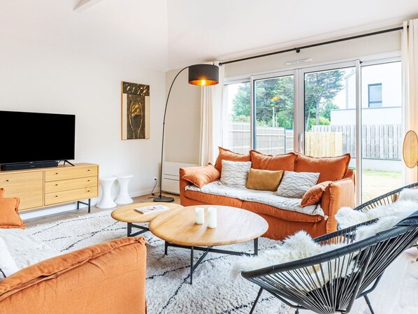 Furniture, Couch, Property, Table, Building, Window, Picture Frame, Comfort, Wood, Interior Design