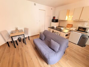 Tabelle, Couch, Möbel, Komfort, Holz, Bilderrahmen, Studio Couch, Interior Design, Wohnzimmer, Flooring