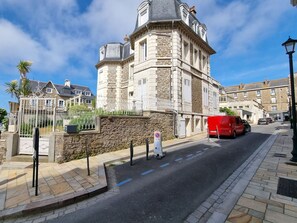 Sky, Cloud, Building, Plant, Vehicle, Window, Road Surface, Tree, Car, Street Light