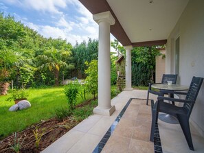 Plante, Bâtiment, Propriété, Nuage, Ciel, Ombre, Arbre, Table, Herbe, Plante D'Appartement