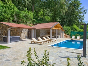 L'Eau, Plante, Piscine, Arbre, Chaise, Ombre, Bâtiment, Mobilier De Jardin, Bois, Herbe