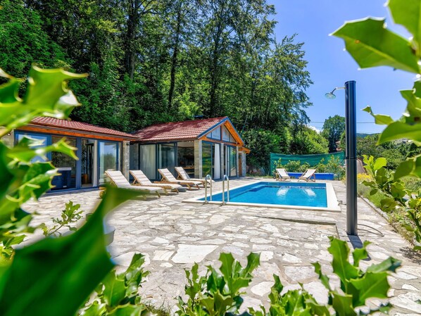 Plante, L'Eau, Bâtiment, Ciel, Arbre, Piscine, Ombre, Mobilier De Jardin, Plan D'Eau, Eco Hôtel