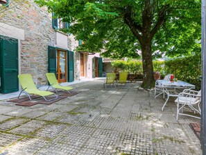 Plante, Meubles, Bâtiment, Table, Surface De La Route, Chaise, Arbre, Fenêtre, Mobilier De Jardin, Architecture