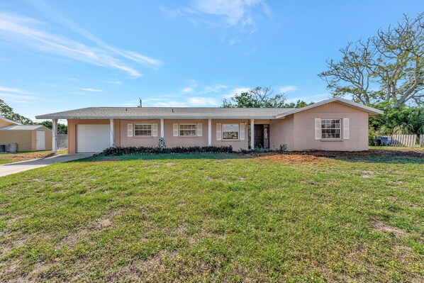 Single level house, furnished, no carpet