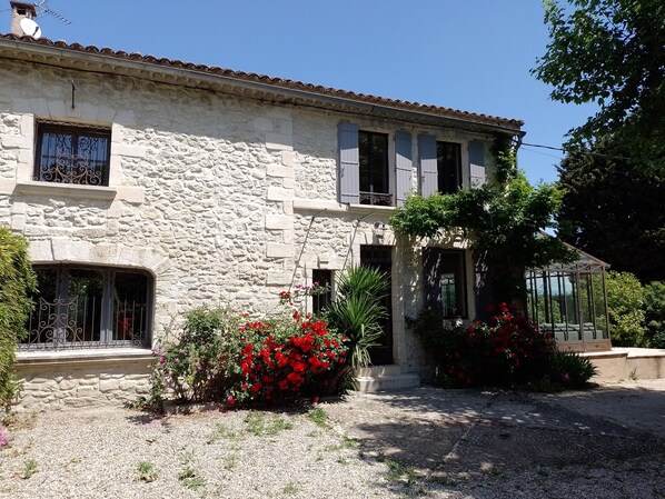 Aile de Mas construit vers 1850. 
Bâtiment totalement restauré.
3 façades.