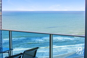 Balcony features glittering ocean views 🏝