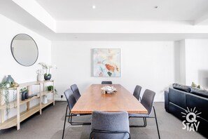 Share sumptuous meals with the family in this sophisticated dining area 🥣