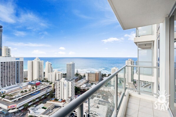 Balcony features glittering ocean views 🏝