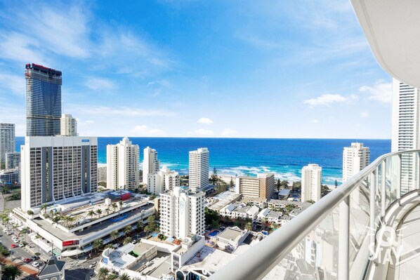 Balcony features glittering ocean views 🏝