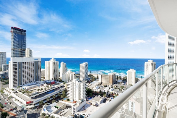 Balcony features glittering ocean views 🏝
