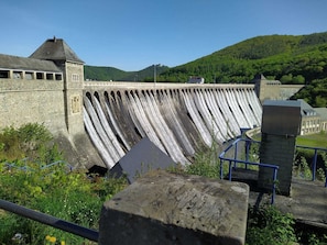 Die atemberaubende SpeerMauer des Edersees