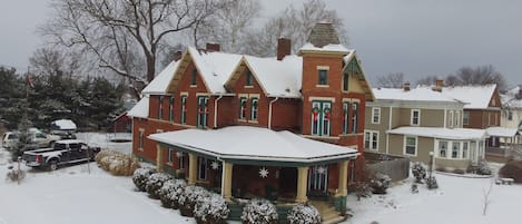 This house is beautiful in the snow!