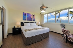 Direct Oceanftont Bedroom! as well as the Living room...  