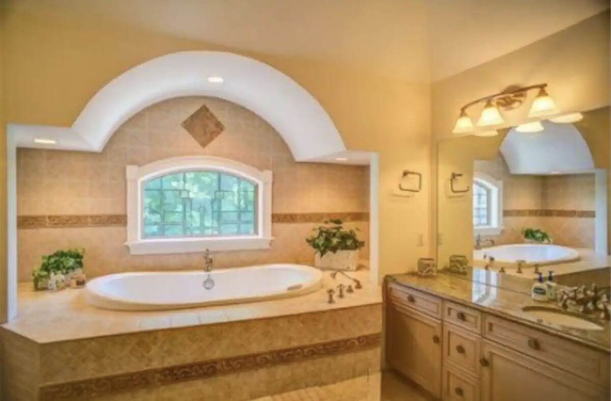 Upper Cape Mansion: Minutes From Beach