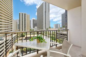 Peak-a-Boo Ocean & Sunset Views, A/C, Wi-Fi, FREE Parking, Close to Beach!