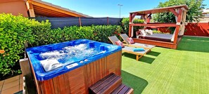 Jacuzzi, Sonnenliegen und bequemes balinesisches Bett