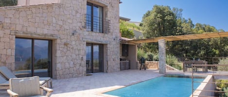 Maison individuelle, piscine privée chauffée et terrasse vue golfe et village