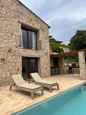 Maison individuelle d’une chambre, piscine privée.