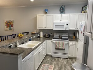 Fully equipped kitchen w/ eat at bar, Cuisinart full size & Keurig coffeemakers.