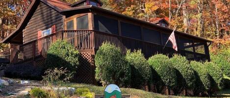 Autumn Splendor Log Cabin in the heart of Lake Lure