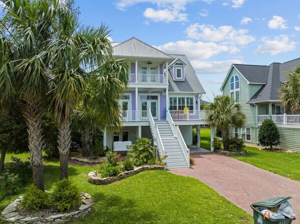 This home is a short stroll to the beach and Barefoot Landing.