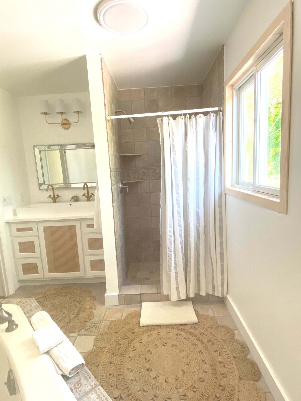 Huge 4 br home waterfornt view-walk to Cummings beach/40 min to NYC