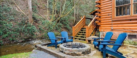Anglers Escape's Outdoor firepit