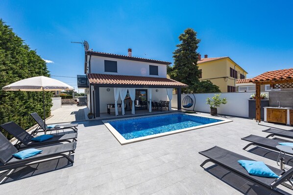 Property building, terrace, Swimming pool, BBQ