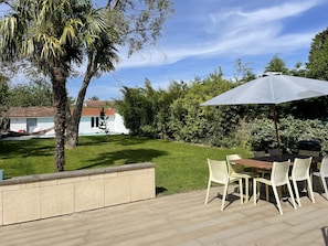 Terrasse avec le coin repas (une table pour 8 personnes)