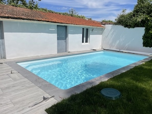 Piscine au fond du jardin