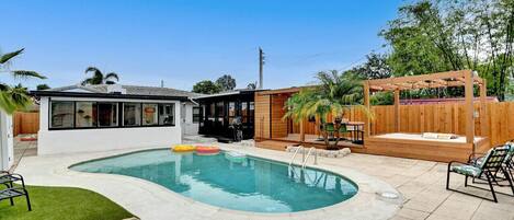 Large Private Pool, BBQ, and Deck to Enjoy