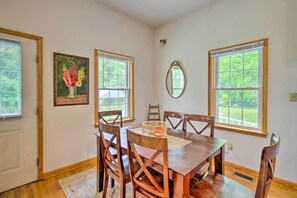 Dining Area | Dishware & Flatware Provided