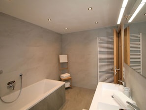 Bathtub, Tap, Plumbing Fixture, Property, Sink, Bathroom, Building, Bathroom Sink, Wood