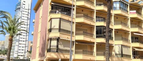 Cielo, Edificio, Propiedad, Tiempo De Día, Rueda, Ventana, Árbol, Coche